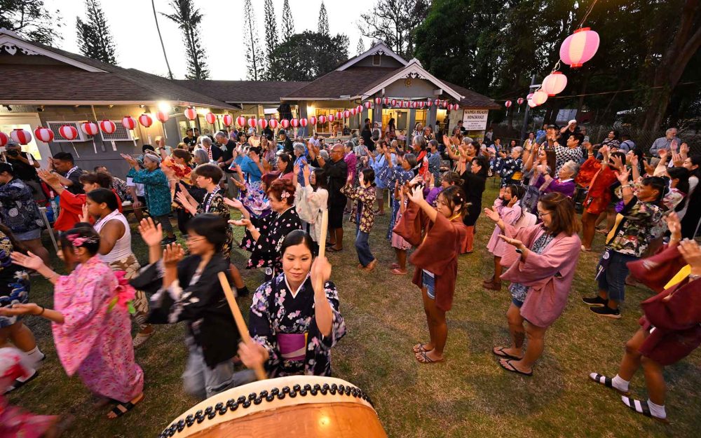 日本より“日本らしい”ハワイ・カウアイ島の盆踊り　料理と歌が魂に響く