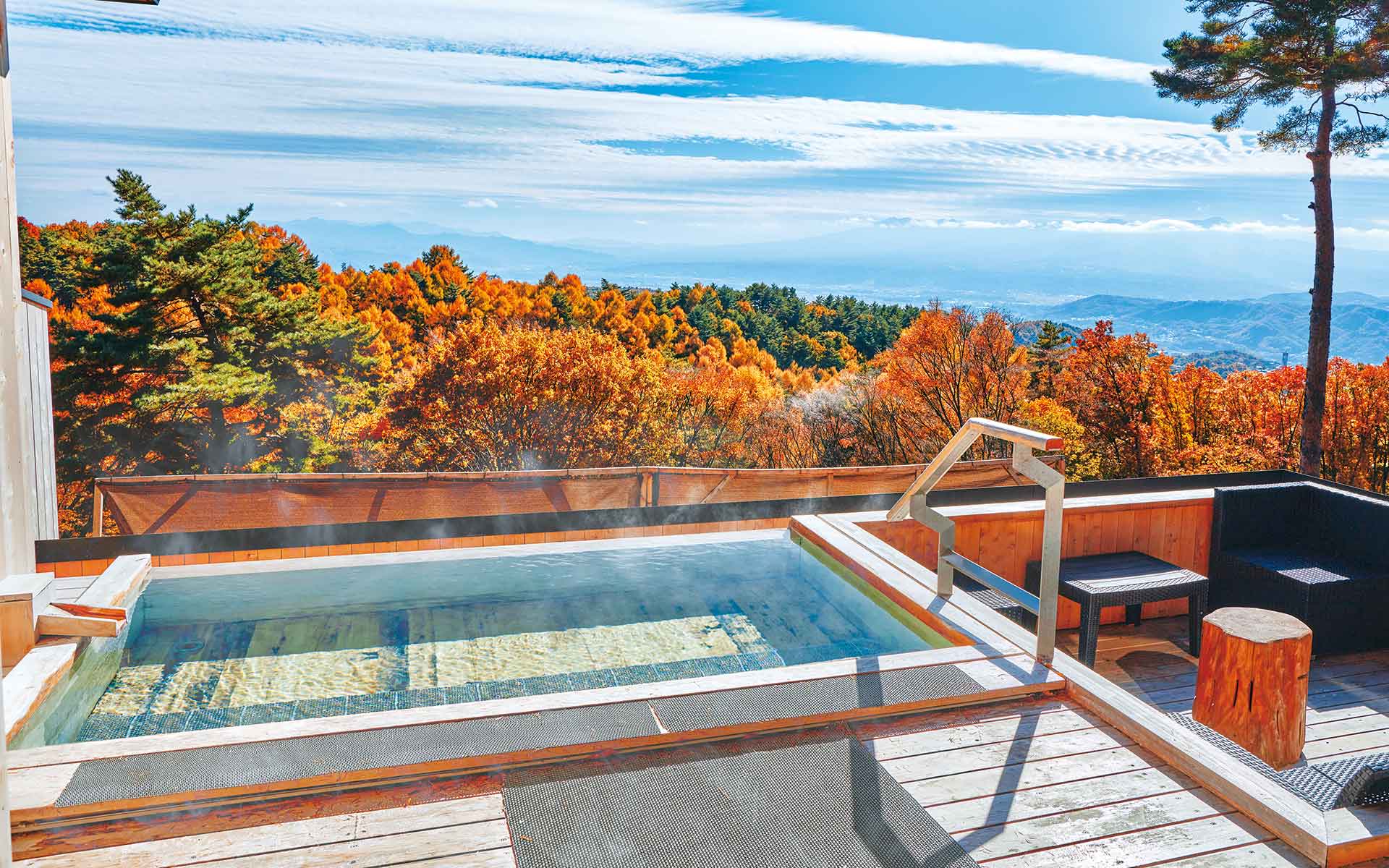 800年湧き続ける温泉目指して登山電車で雲の上へ　長野の本格フィンランド式サウナ
