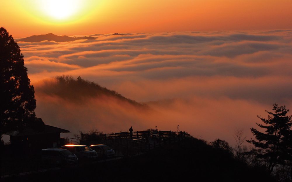 雲海の先に富士を望む　祈りと歴史が重なる足利・大岩山の特別な時間
