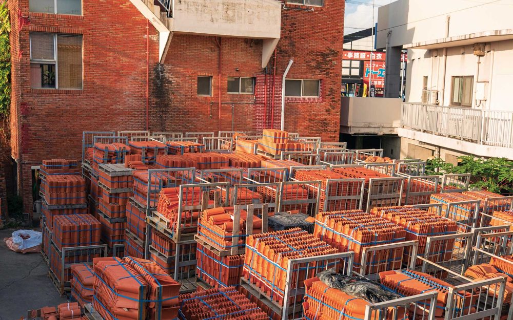 首里城の赤瓦はなぜ息を吹き返すのか？　職人と土が伝え続ける沖縄の静かな強さ記事写真