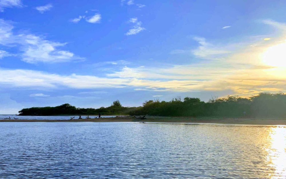 MAUNALUA BAY　住宅地の先の「秘密の砂州」｜ 山下マヌーの低速ハワイ#01記事写真