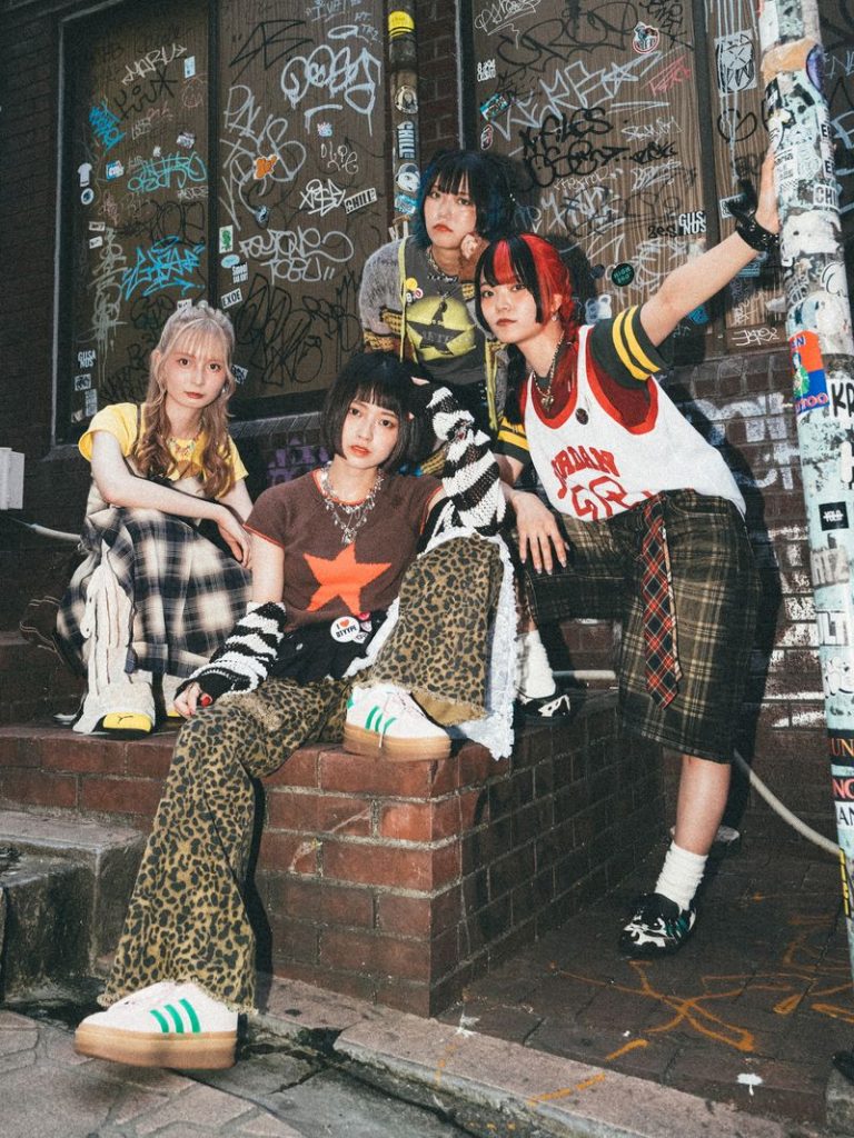 NEK! (ネキ)meme(ミーム) 3枚セット サイン入り NEK! (ネキ)meme(ミーム) 3枚セット サイン入り Scrap Book