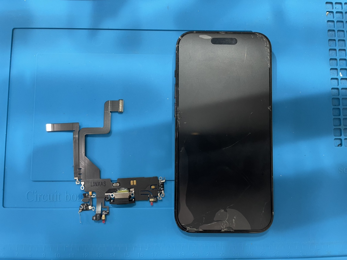 iPhone14Pro(アイフォン14プロ)の充電口修理は【スマホ修理工房池袋P’パルコ店】にお任せください！