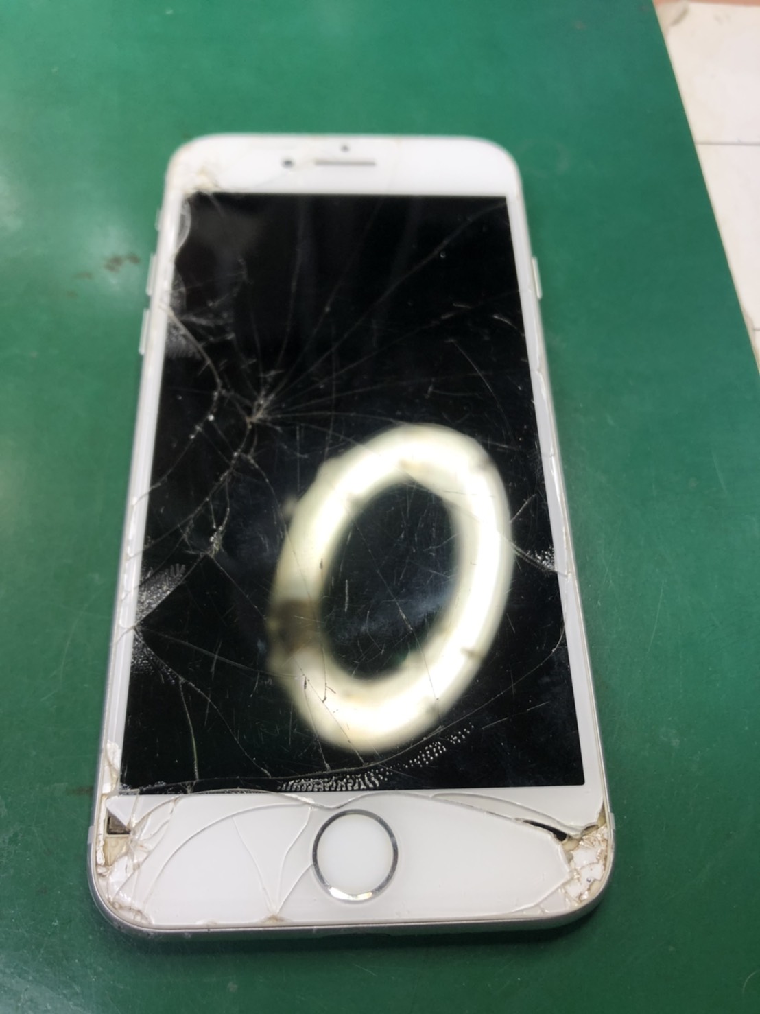 iPhone8画面修理（スマホ修理工房イオンせんげん台店）