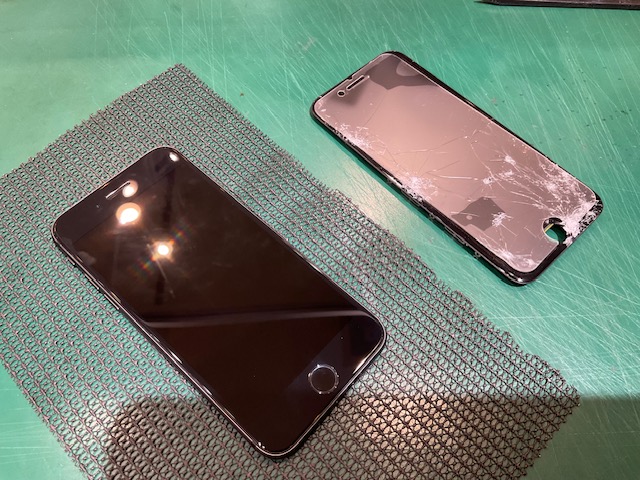 iPhone SE2 (アイフォン）　画面が割れて何も映らない！？　スマホ修理工房イオン北浦和店