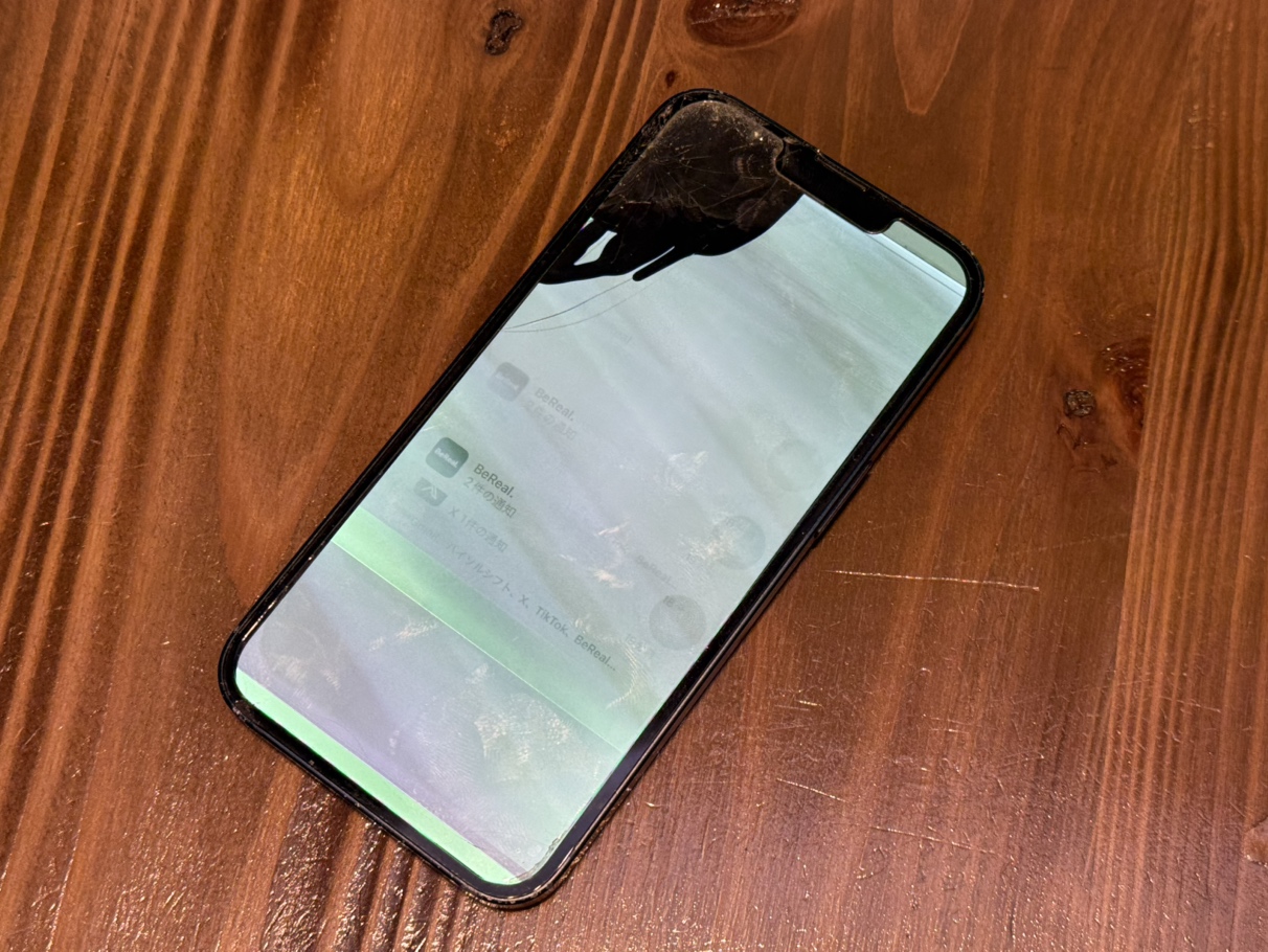 【iPhone 13】画面が緑色に！表示不良の修理も対応可能です。