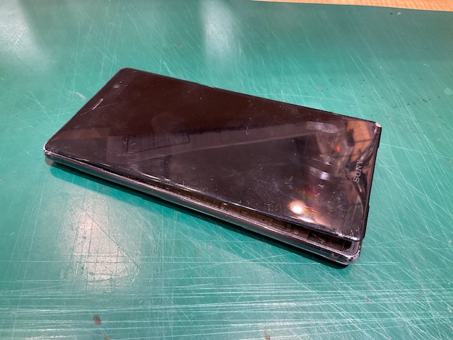 Xperia XZ2 Premium　バッテリー膨張！バッテリー交換で対応いたします！　スマホ修理工房イオン北浦和店