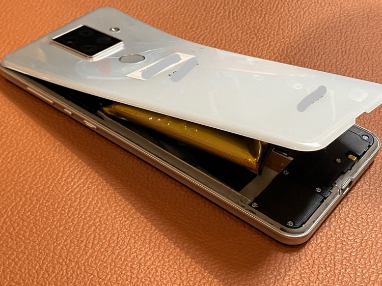 【要注意】スマホのバッテリー膨張、そのまま放置は危険です！
