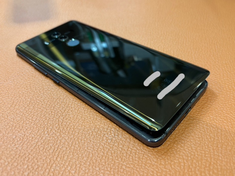 バッテリーが膨張して背面が浮いてきた😥HUAWEI Mate10Pro（ファーウェイ）のバッテリー交換を承りました