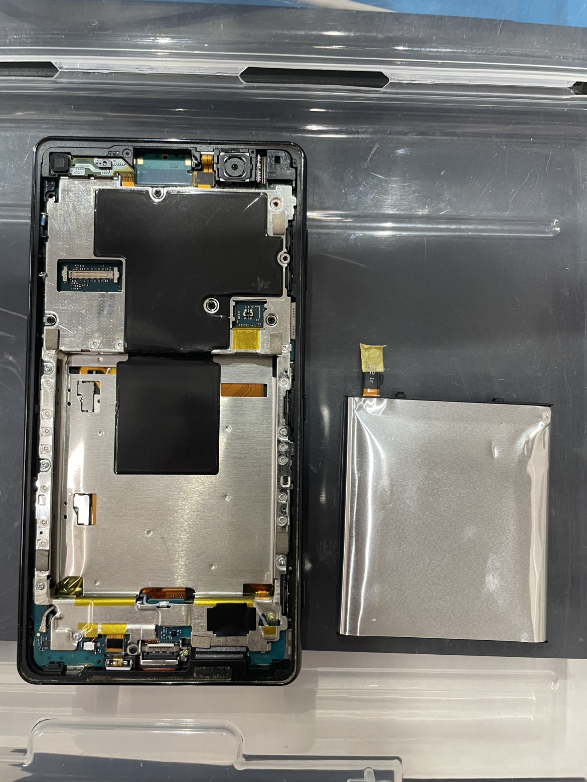 XperiaXZ2Premium(エクスぺリア)のバッテリー膨張修理なら【スマホ修理工房池袋P’パルコ店】にお任せください!