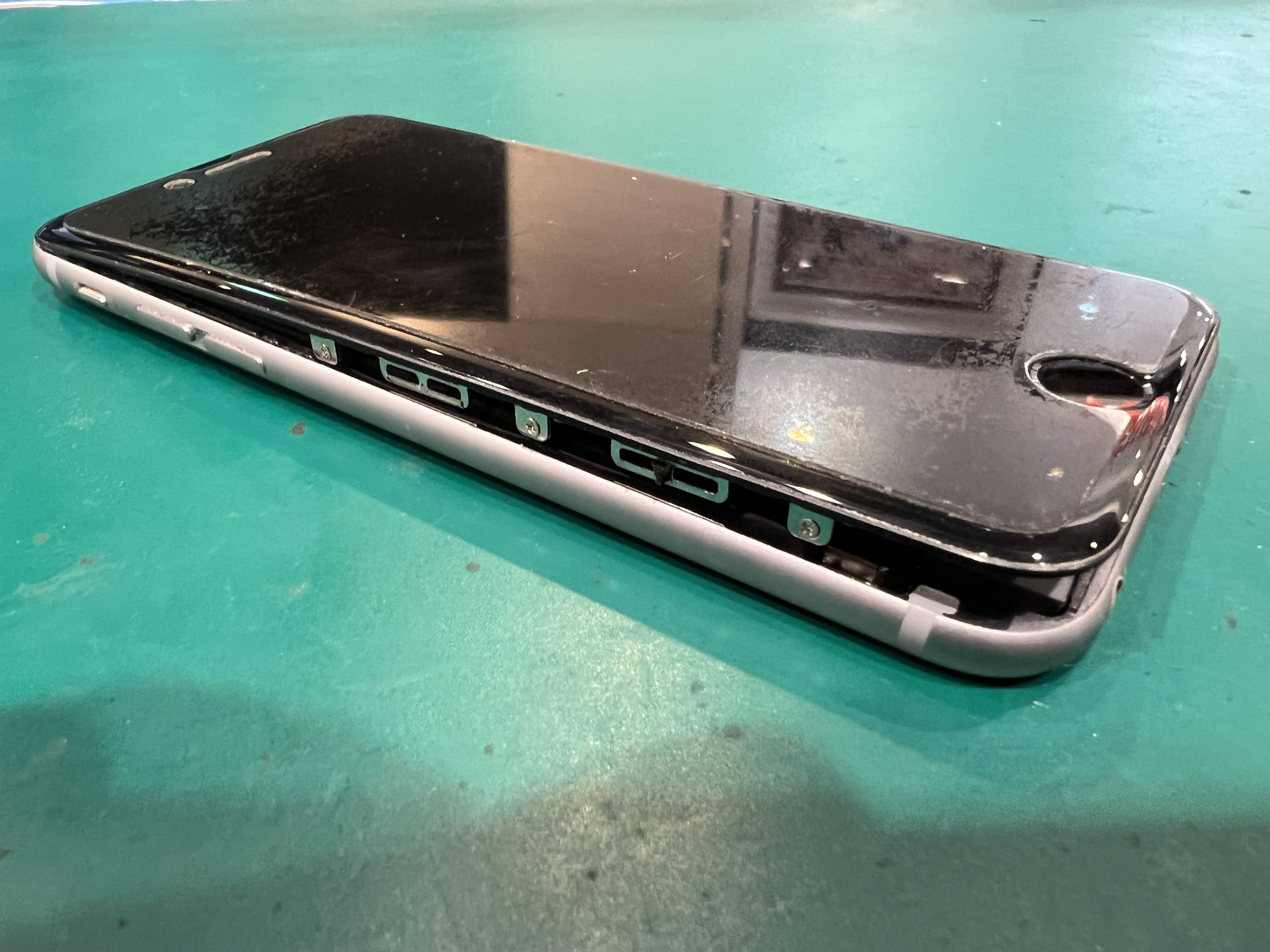 iPhone6のバッテリーが膨張！即日40分で安全交換【スマホ修理工房ペリエ千葉店】