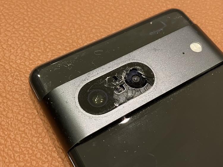 カメラのレンズガラスが割れてしまった😥GooglePixel7a（グーグルピクセル）の修理を承りました