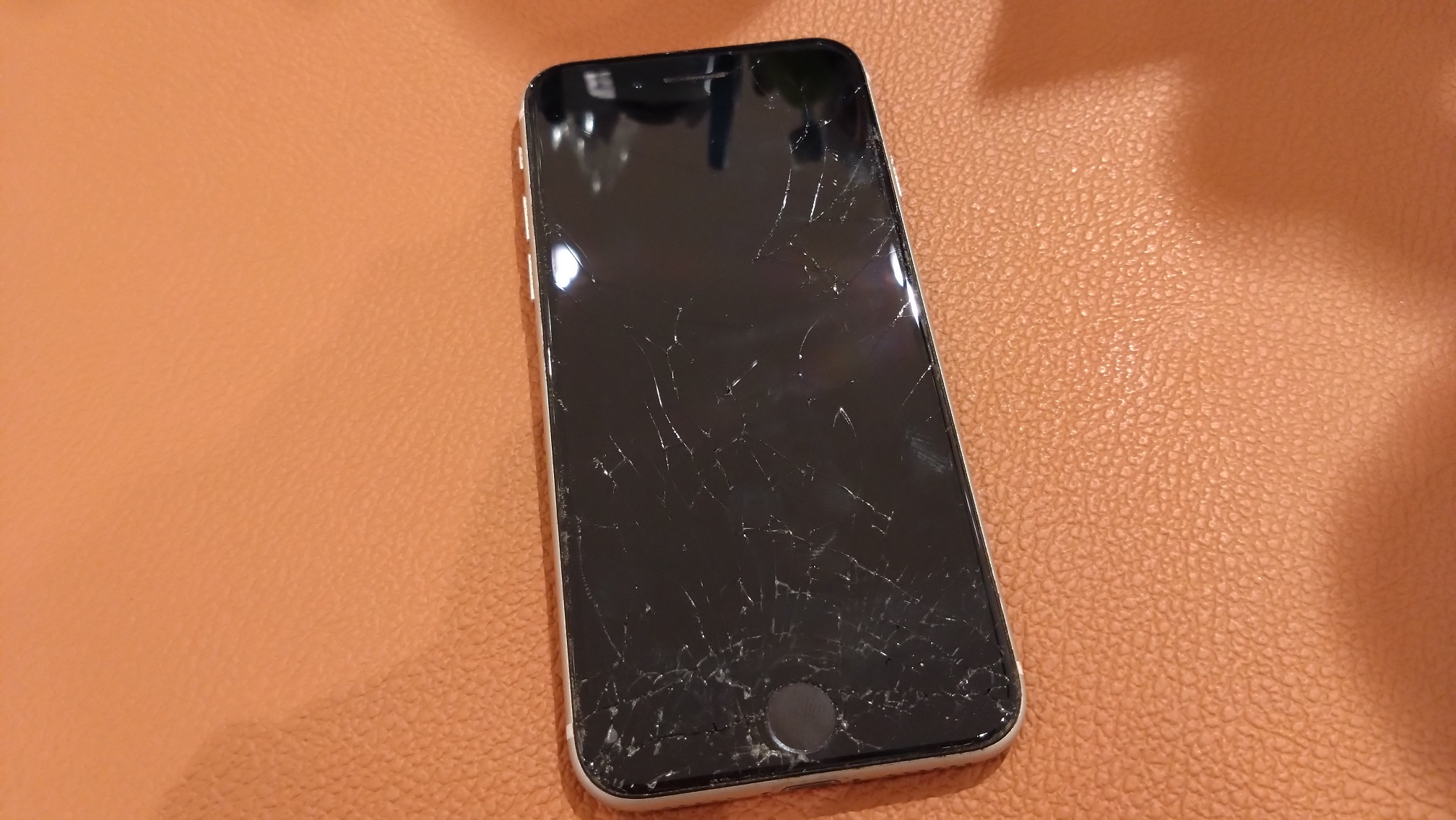 画面が割れて何も映らなくなってしまったiPhoneSE3（アイフォン）の画面交換修理を承りました