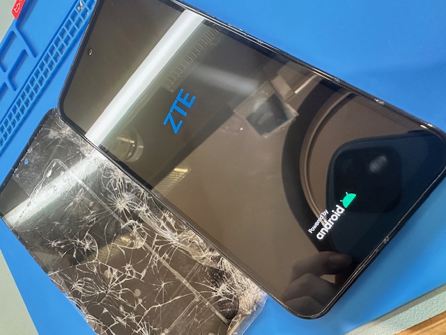 Libero5GⅢの画面修理もおまかせください！ZTE製スマホもお気軽にご相談ください！