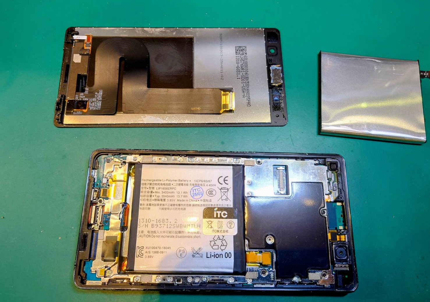 画面に浮きが…Xperia XZ2 Premium バッテリー交換修理を行いました！！【スマホ修理工房荻窪タウンセブン店】