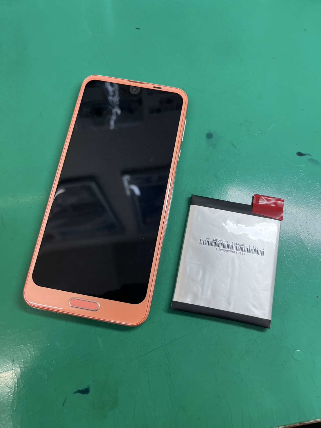 バッテリー膨張は危険です！！AQUOS R2(アクオス)バッテリー交換【スマホ修理工房大井町店】
