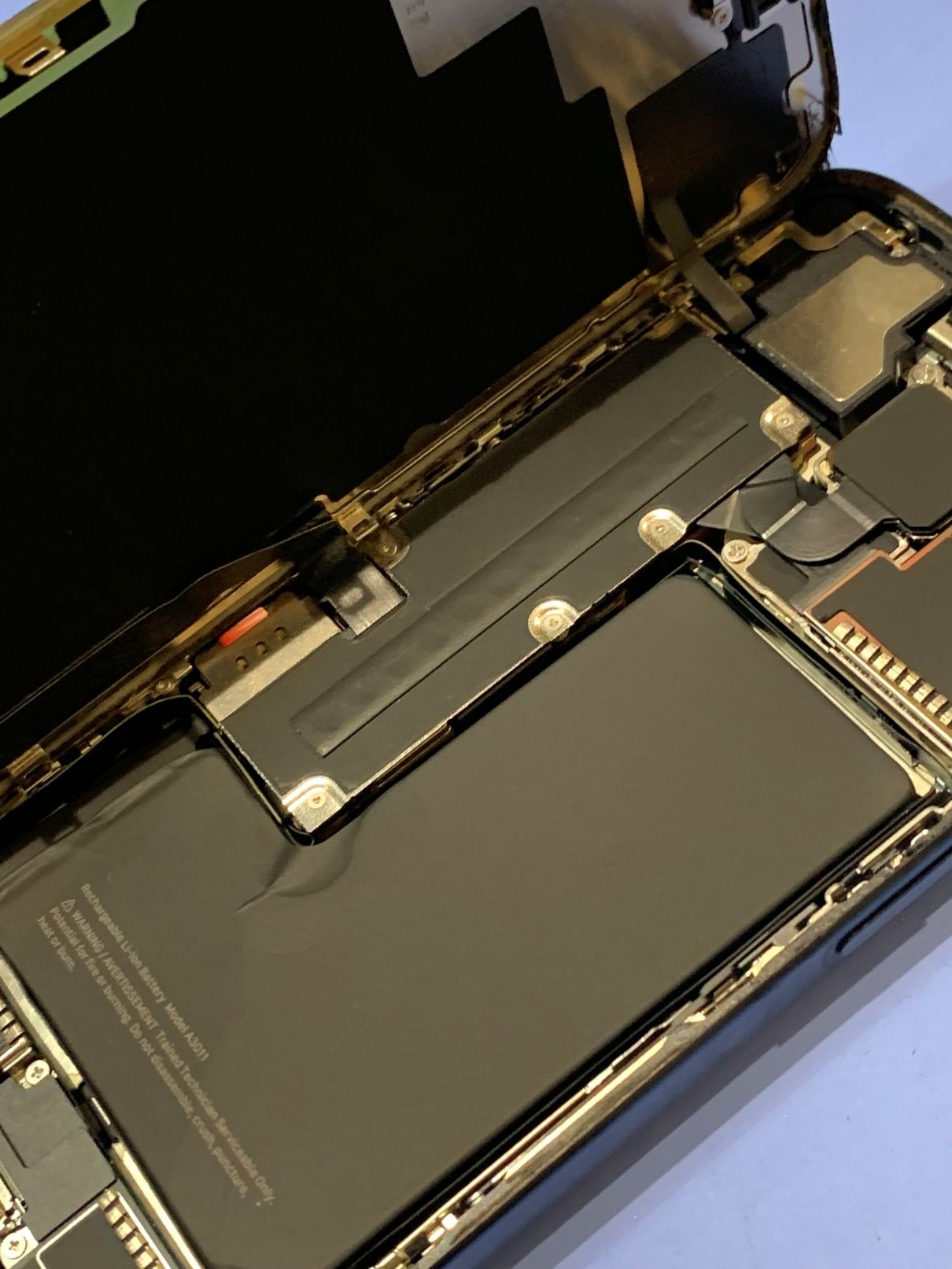 iPhone15Pro画面破損/足立区からご来店【スマホ修理工房フレスポ八潮店】