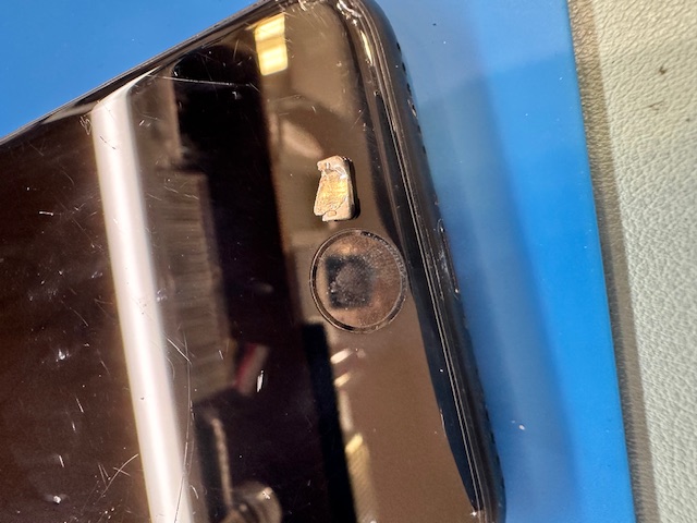 充電ケーブルが壊れてしまって…！！充電できないiPhoneSE2のコネクタ不良も交換不要で修理します！