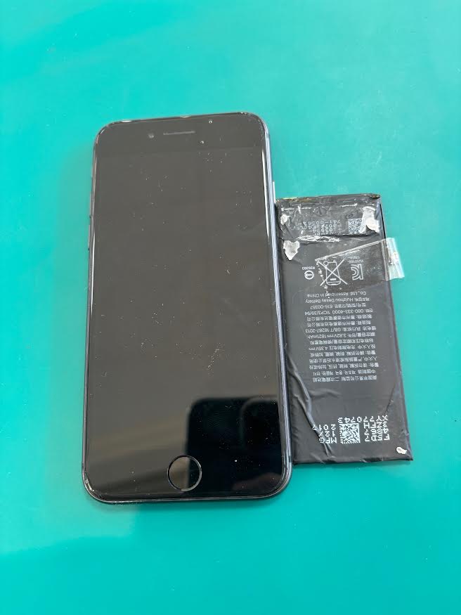 iPhoneSE2（アイフォンSE2）のバッテリー交換なら、「スマホ修理工房　札幌清田東光ストア真栄店」までご相談ください📱✨