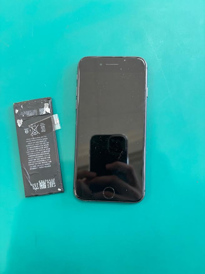 iPhoneSE2（アイフォンSE2）のバッテリー交換なら、「スマホ修理工房　札幌清田東光ストア真栄店」までご相談ください📱✨