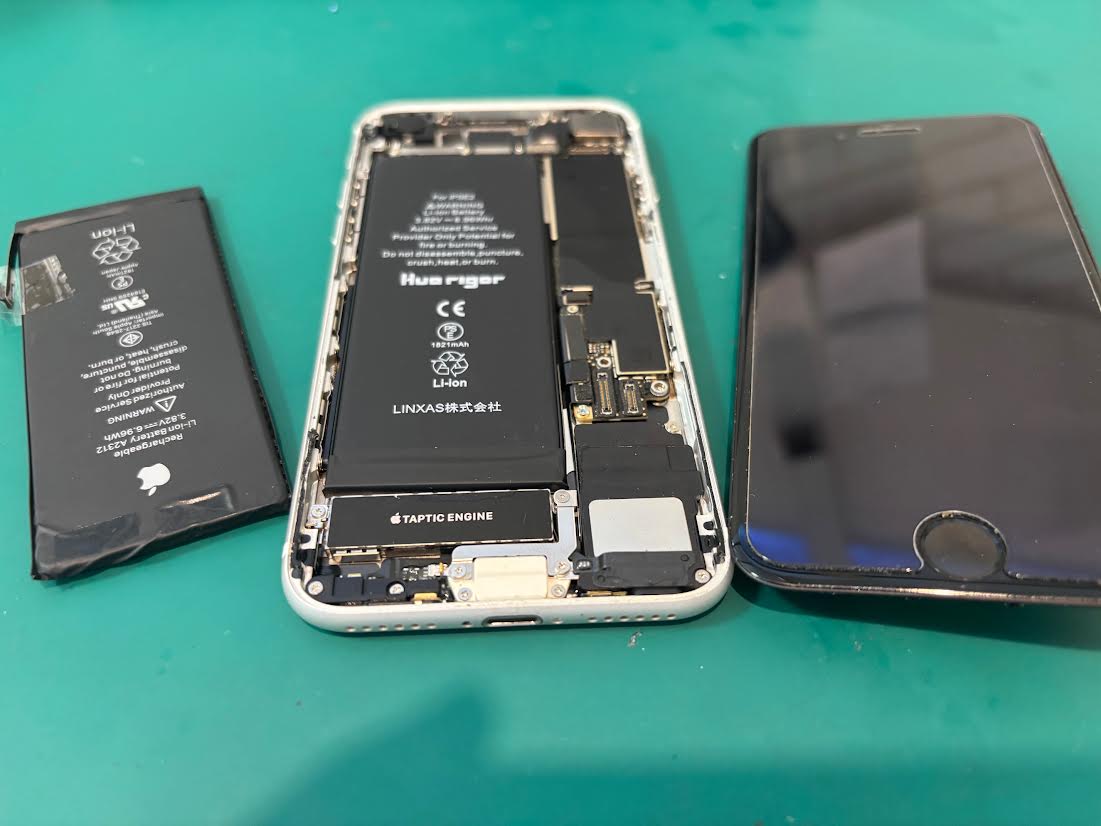 iPhoneSE2（アイフォンSE2）のバッテリー交換なら、「スマホ修理工房　札幌清田東光ストア真栄店」までご相談ください📱✨
