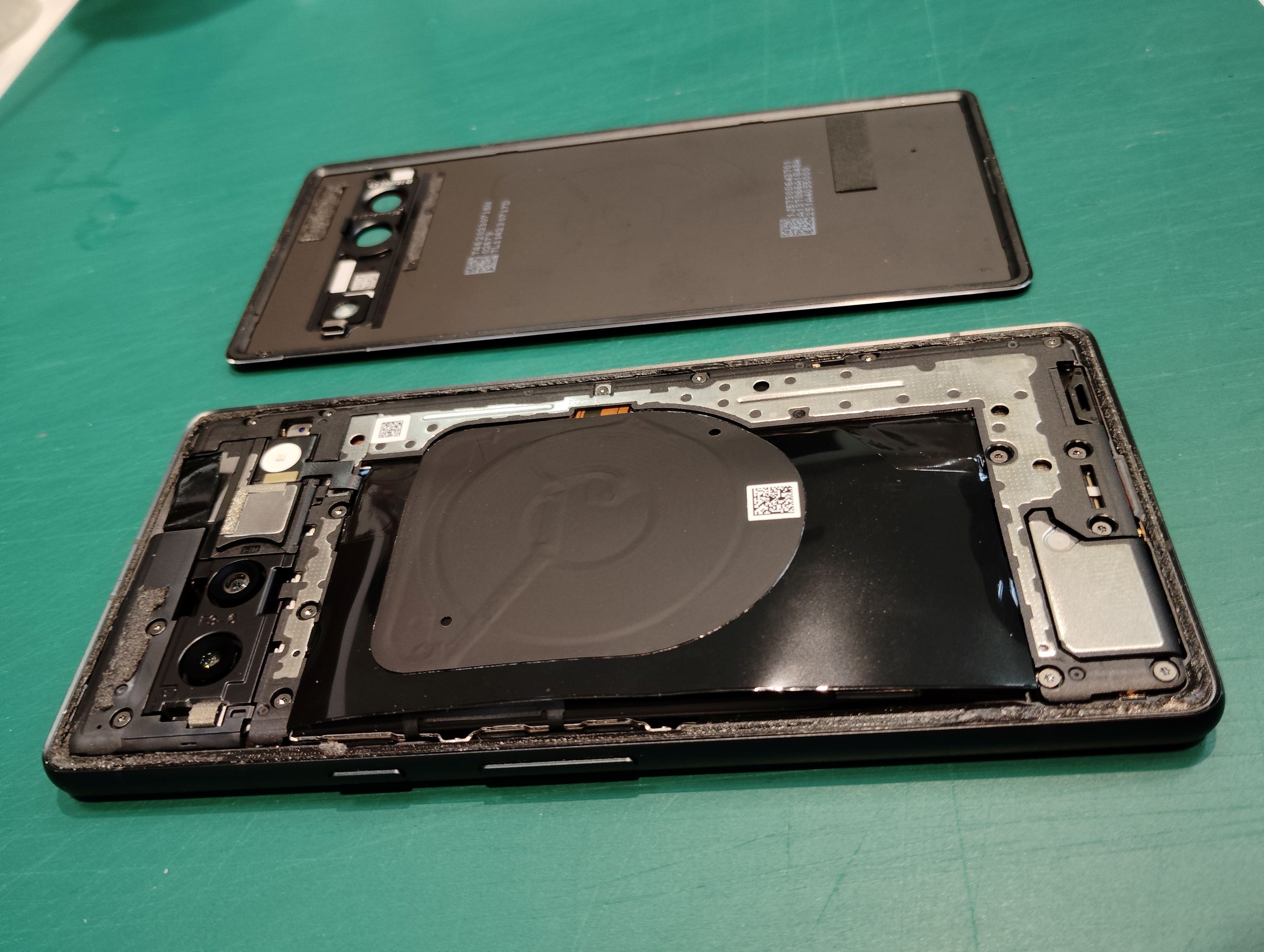 【Google Pixel6a】ピクセルのバッテリーが膨張してる…部品交換で即日お渡し！　スマホ修理工房イオン北浦和店