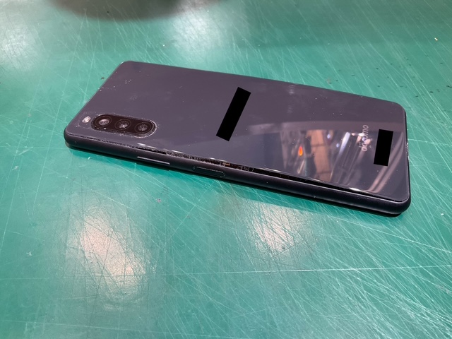Xperia10Ⅱ　バッテリー膨張で背面が浮いた！？　夏に増えるトラブルに注意！　スマホ修理工房イオン北浦和店