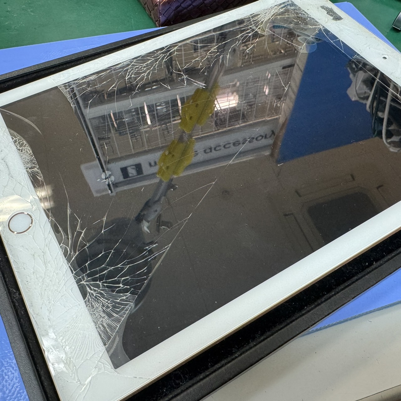 iPad5(アイパッド5)ガラス修理「スマホ修理工房 ALCo越谷店」