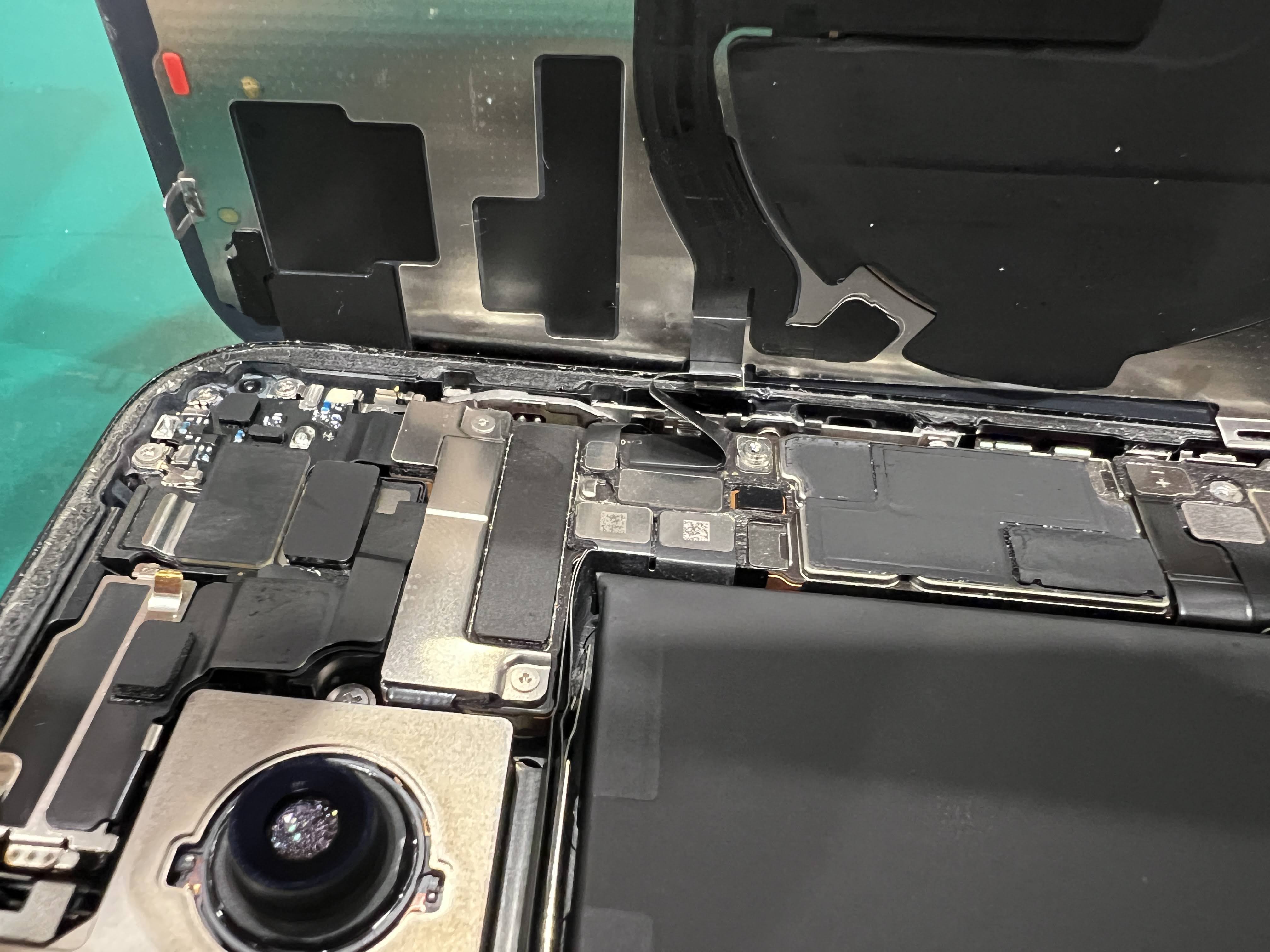 iPhone15（アイフォン）を濡らしてしまい、カメラが曇った。なるべく早くお持ち込み下さい！【スマホ修理工房ペリエ千葉店】