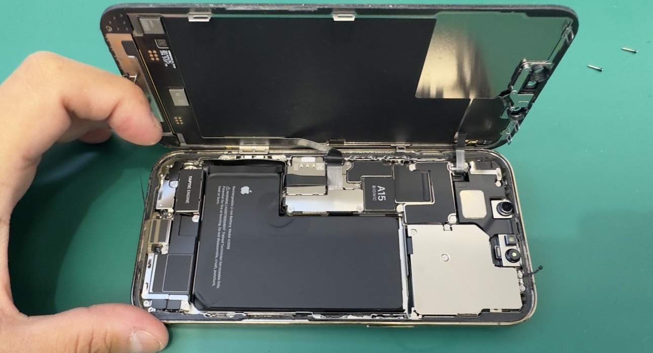 iPhone13Pro(アイフォン13Pro)起動不可によるバッテリー交換【登戸・向ケ丘遊園店】