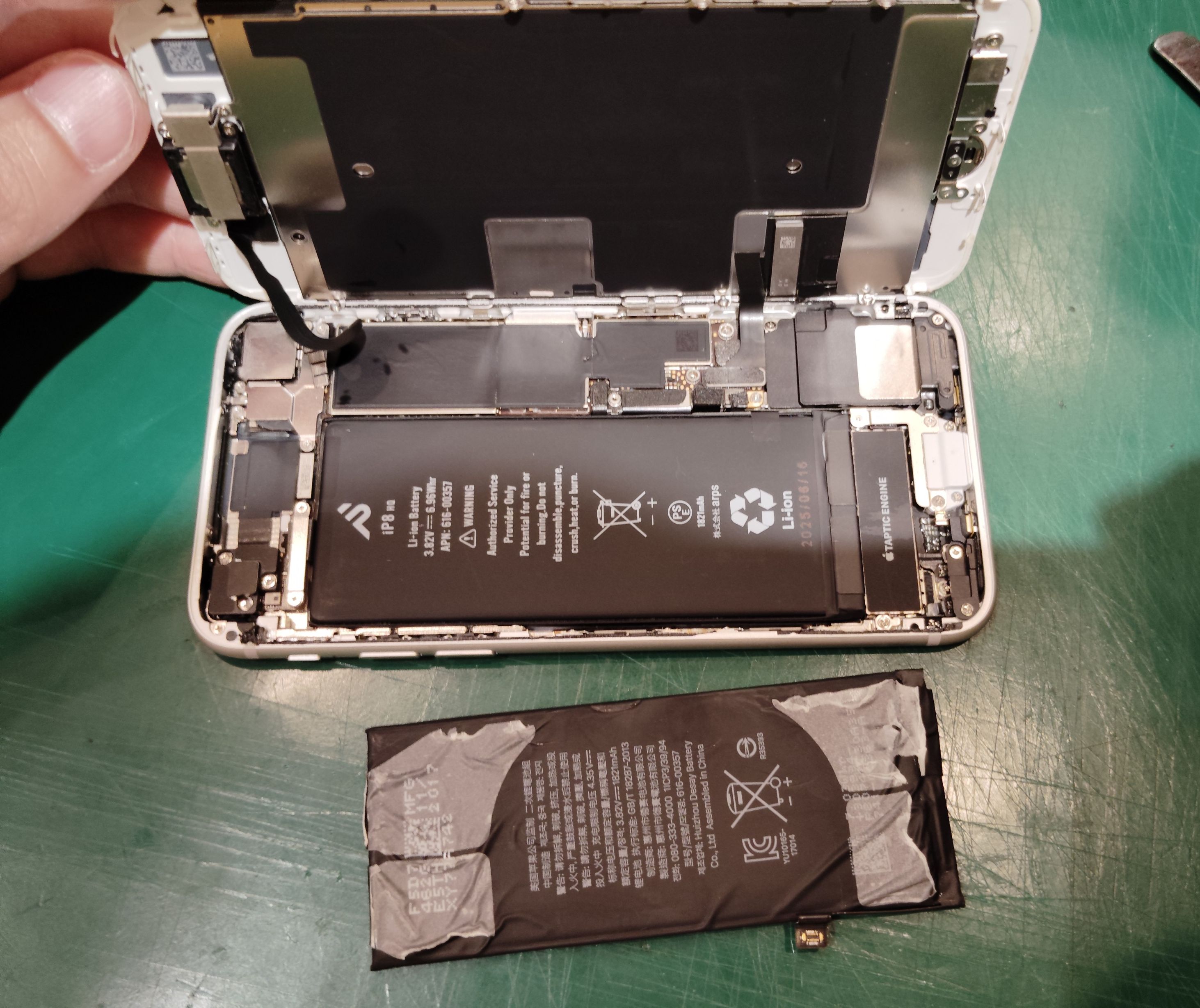 【 iPhone8 】 アイフォンのバッテリー交換、どこですれば良い？解説します。　スマホ修理工房イオン北浦和店