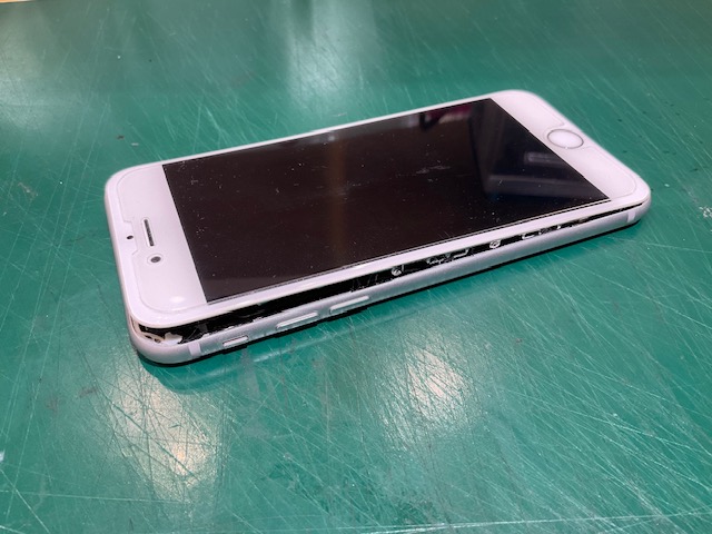 iPhone 8（アイフォン）　バッテリーの膨張で液晶パネルに異変が！　スマホ修理工房イオン北浦和店