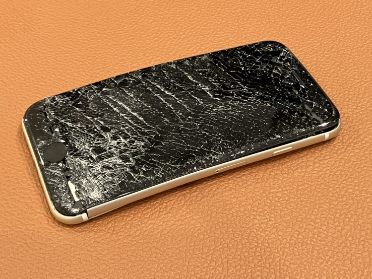 車に轢かれてバキバキになってしまったiPhoneSE3（アイフォン）の画面交換修理を承りました！