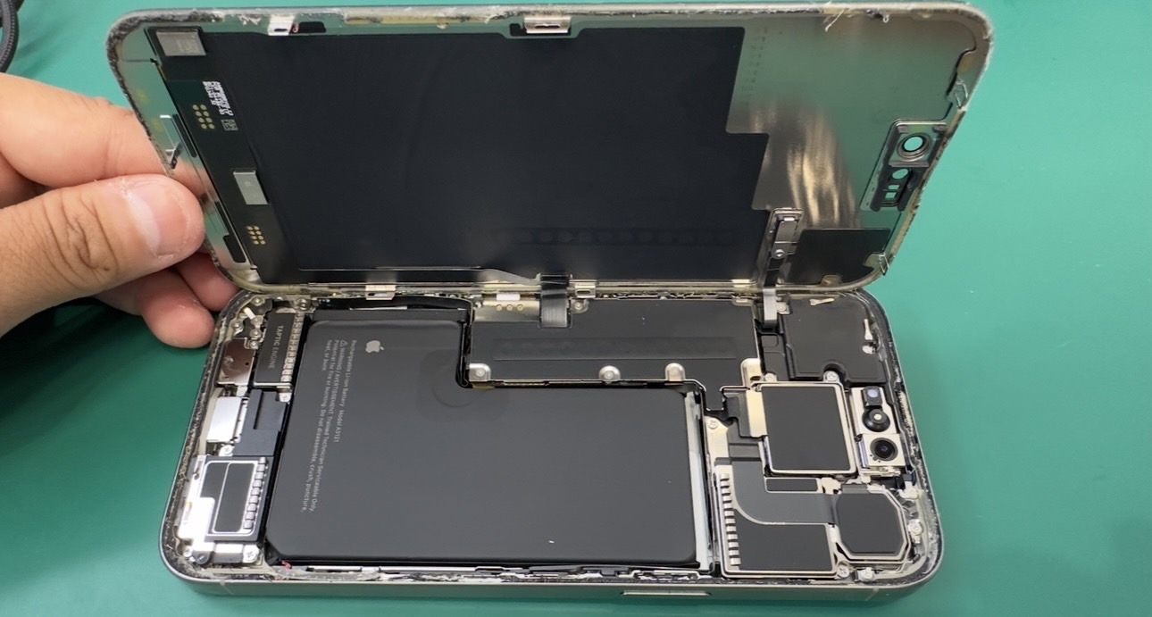 iPhone15ProMax(アイフォン15ProMax)起動不可によるバッテリー交換【登戸・向ケ丘遊園店】