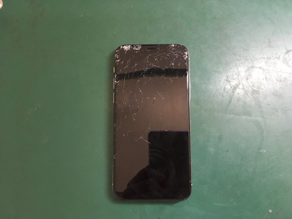 【釧路店】iPhone11Proのパネル破損修理行いました！