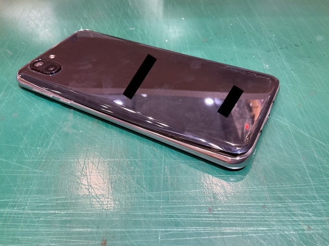 AQUOS R2 (アクオス）　バッテリー膨張で背面パネルが浮いている！バッテリー交換修理　スマホ修理工房イオン北浦和店