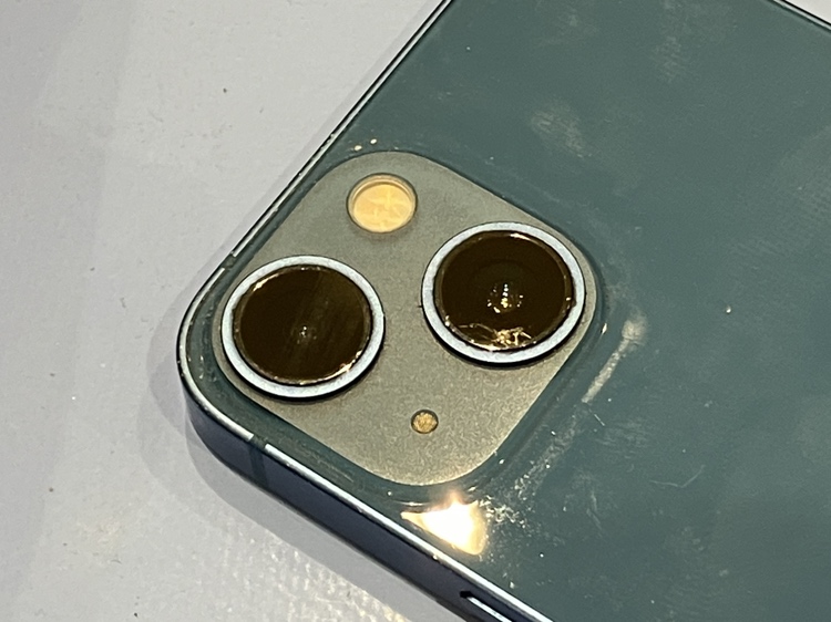 カメラレンズが割れてしまったiPhone13mini（アイフォン）の修理を承りました！