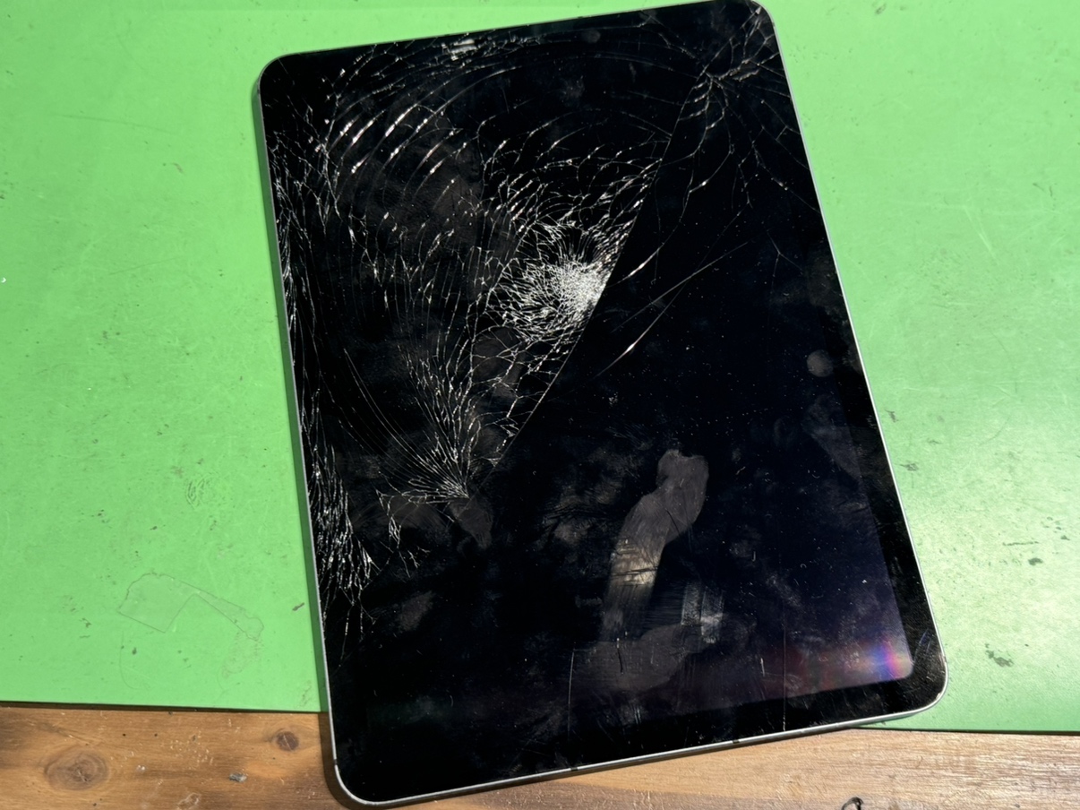 画面が割れて映らなくなったiPad Air4の修理も承っております！