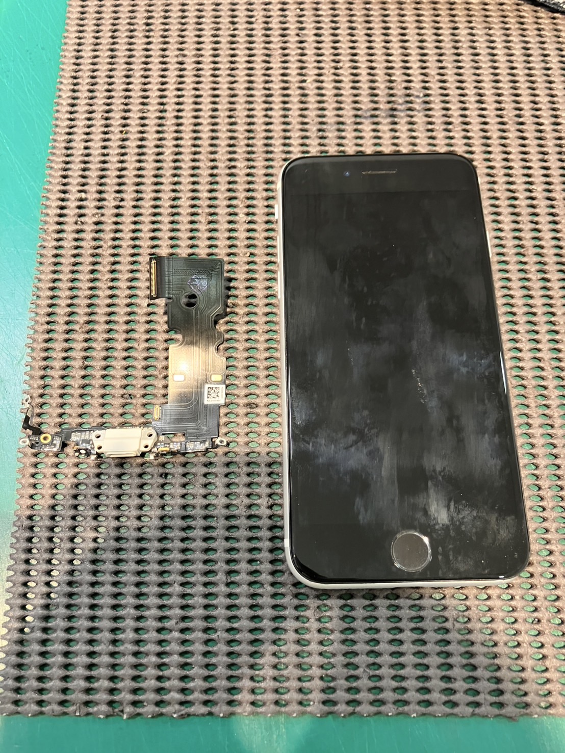 iPhoneSE2の充電口を交換しました！　-スマホ修理工房浦和パルコ店-
