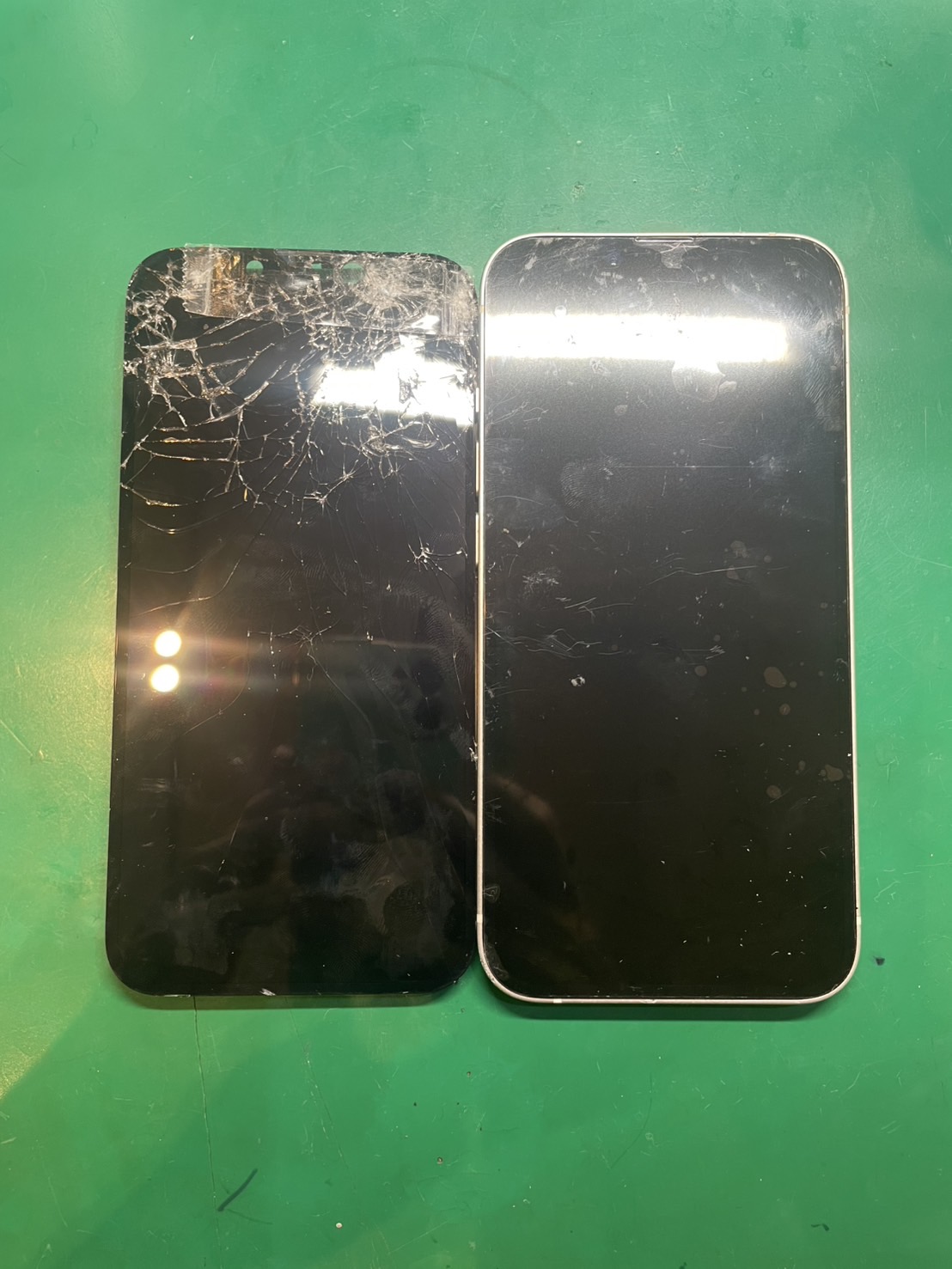 画面が割れてバキバキに… iPhone14 画面交換修理【スマホ修理工房ミーツ国分寺店】