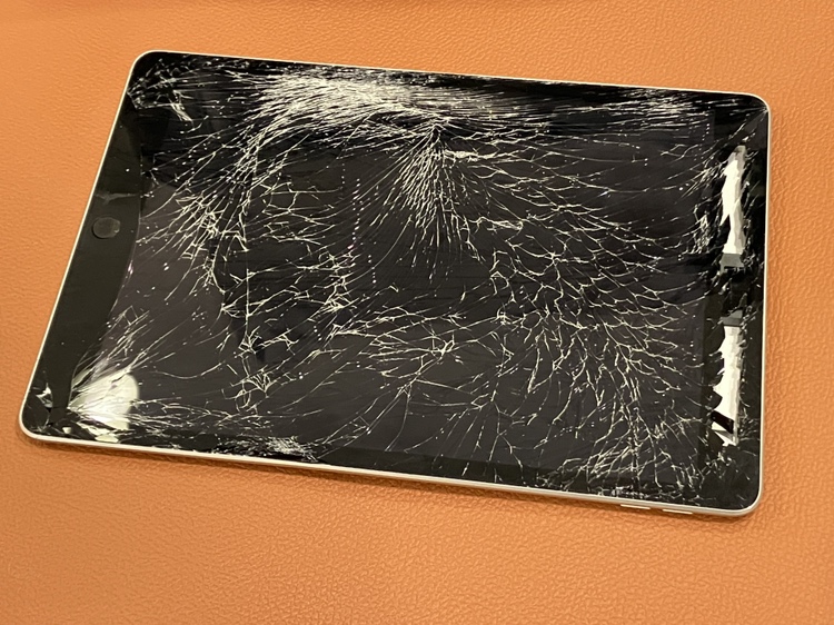 画面がバキバキに割れてしまったiPad9（アイパッド）の画面交換修理を承りました！