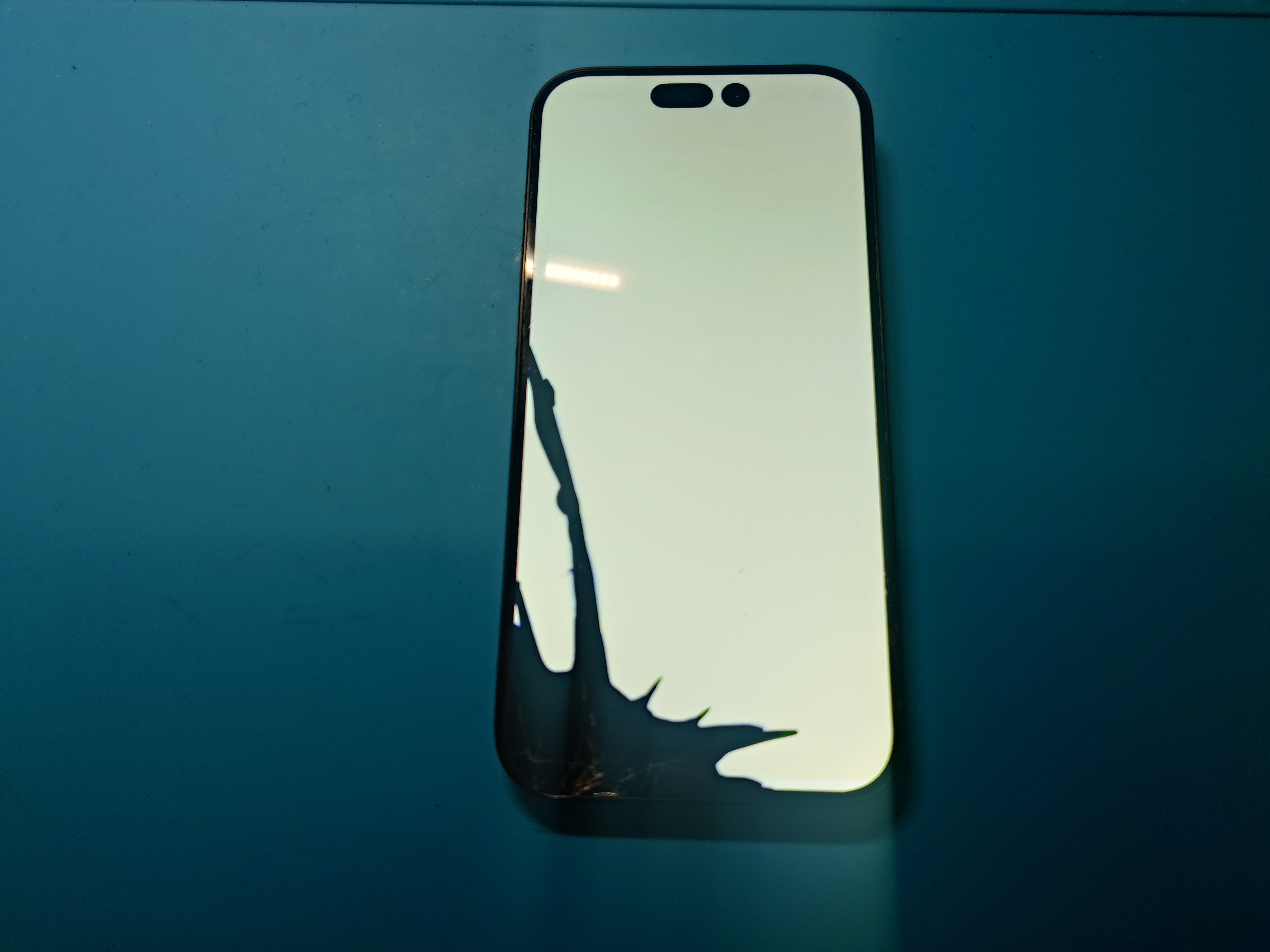 iPhone15Pro(アイフォン15プロ)衝撃による液晶破損！最短60分で即日対応可！【スマホ修理工房札幌店】