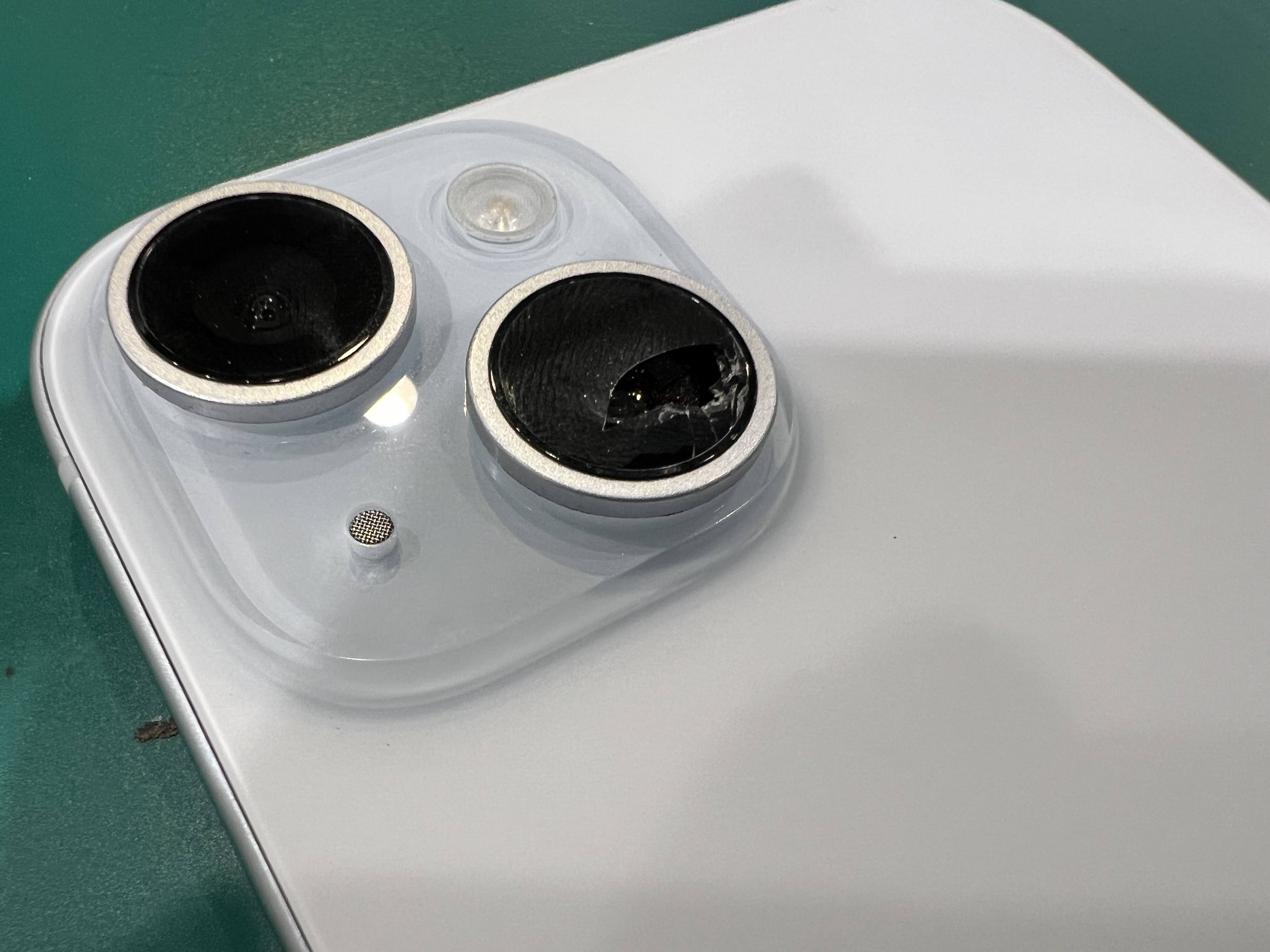 iPhone15(アイフォン15)のアウトカメラレンズが割れてしまった！早く直さないと水没リスクも！