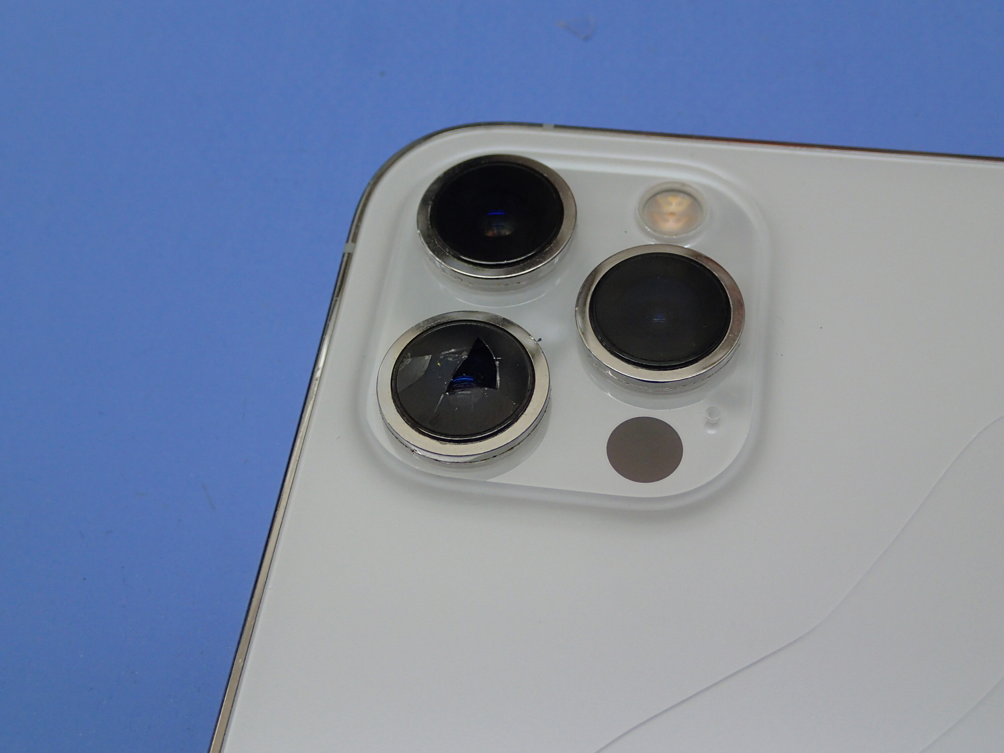 iPhone13Proのカメラレンズ割れ　三郷市より【スマホ修理工房フレスポ八潮店】