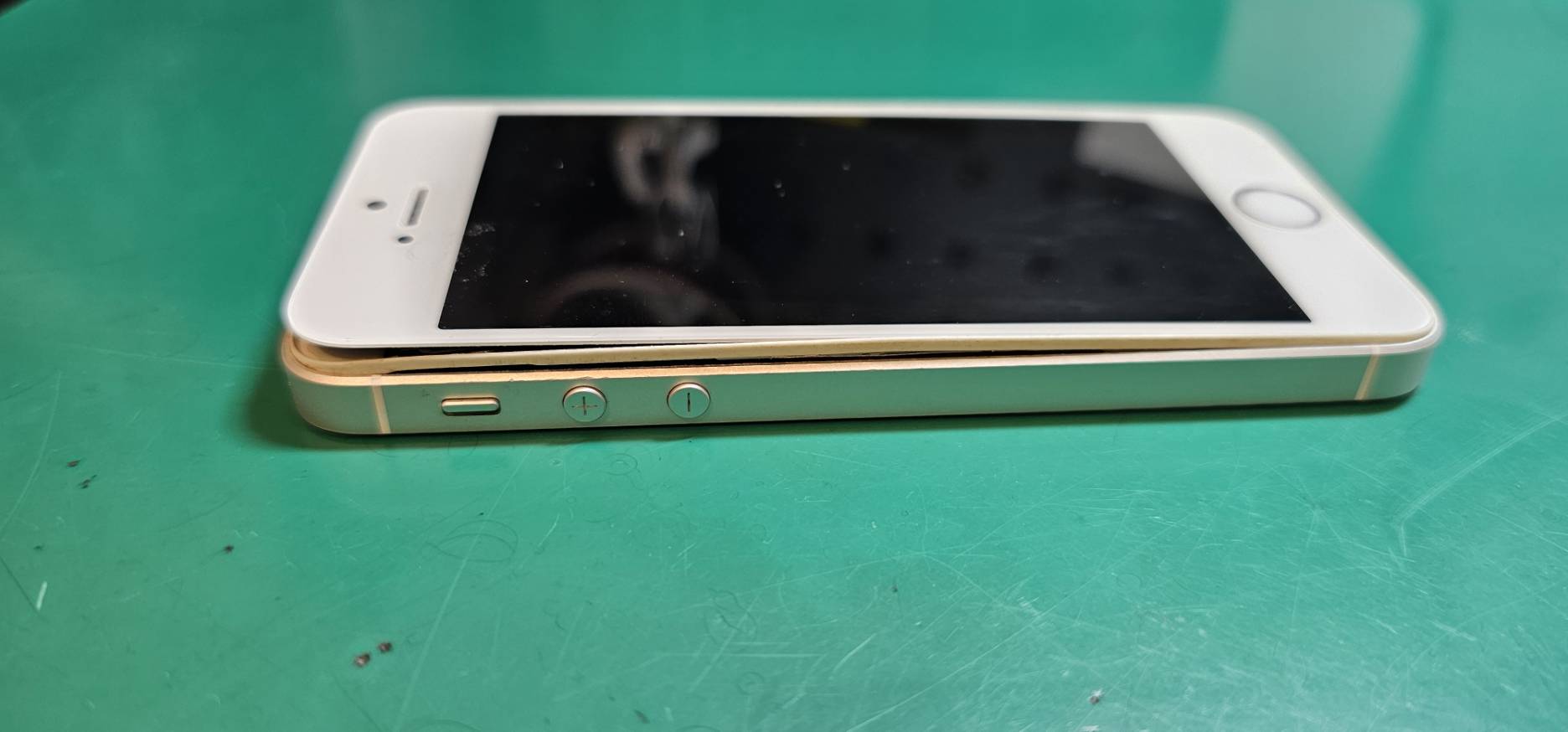 【スマホ修理工房新百合丘オーパ店】iPhoneSE(初代)　バッテリー、フロントパネル交換