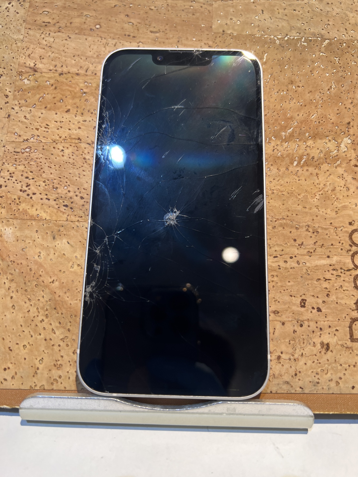 あなたのiPhoneは割れていませんか？誤って落としてしまったiPhone13(アイフォン13)の画面交換を行いました。