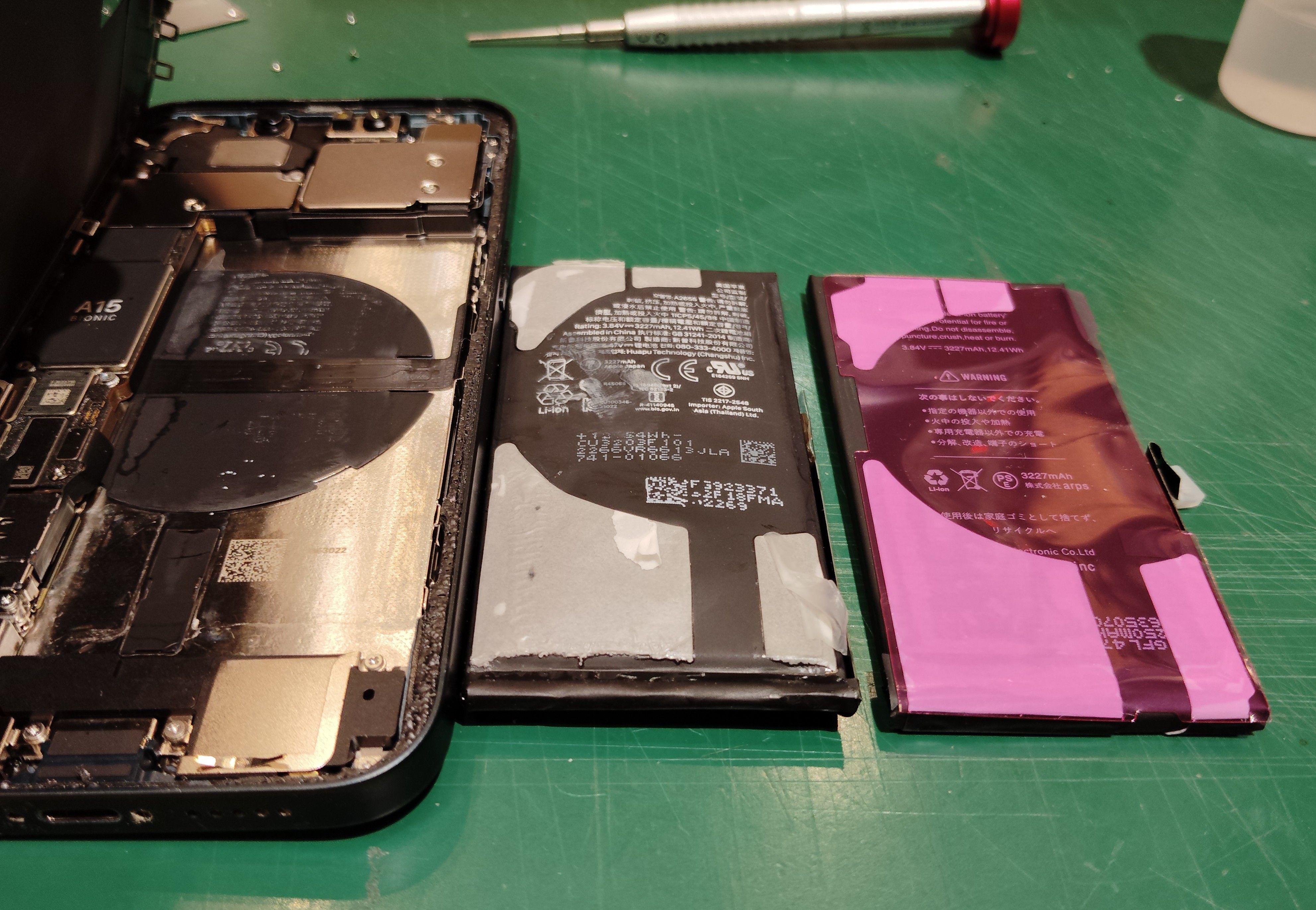 【iPhone13】アイフォン１３の膨張したバッテリーを交換しました　スマホ修理工房イオン北浦和店