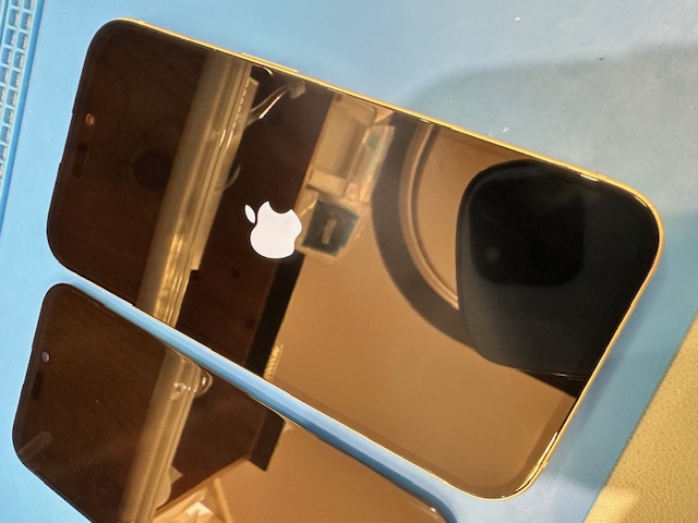 画面に縦線が…！13miniの画面修理も即日対応！iPhone修理ならスマホ修理工房イオンモール奈良登美ヶ丘店にご相談を！