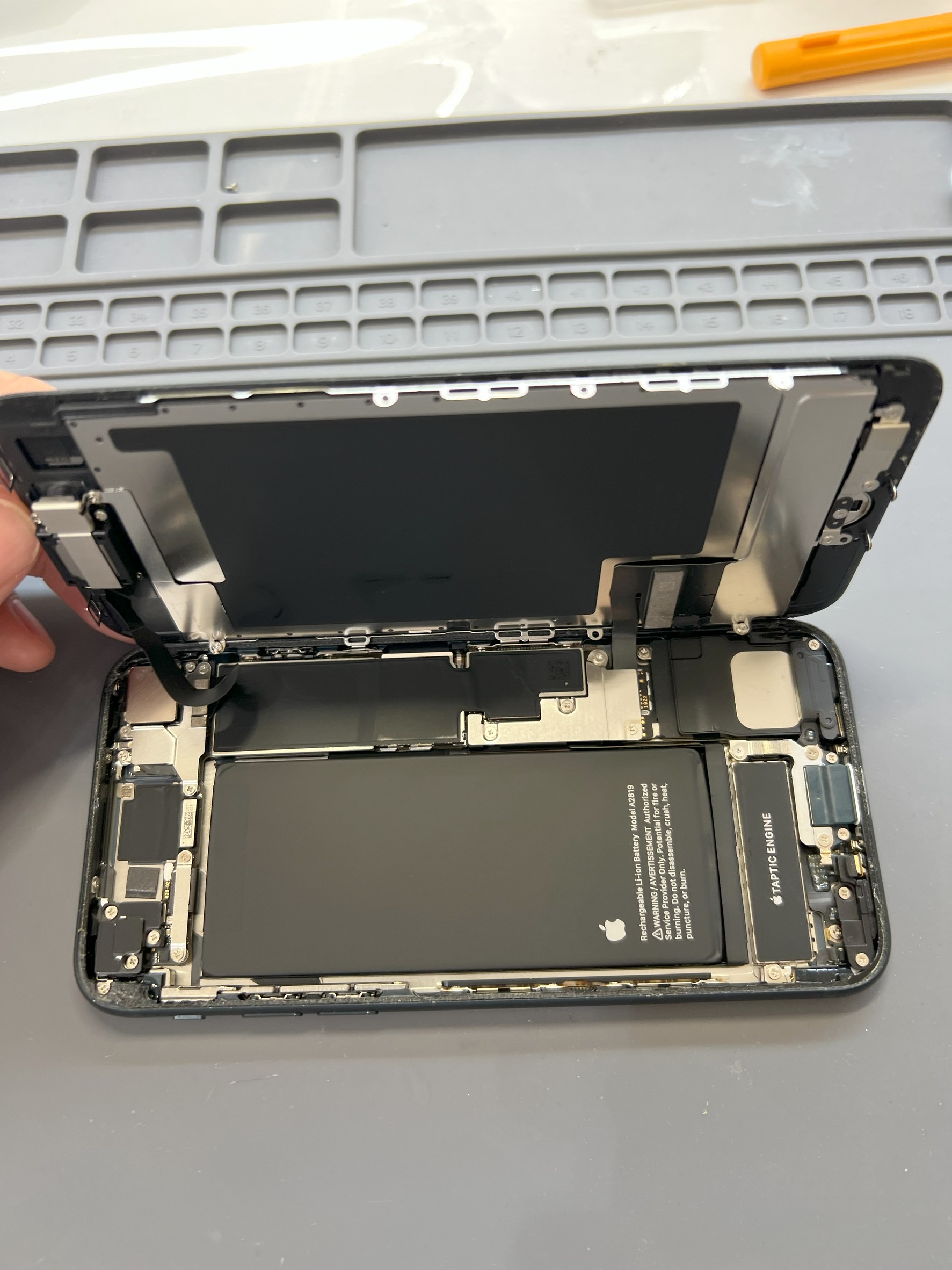 iPhoneSE3のバッテリー交換で快適復活！【スマホ修理工房大和店】