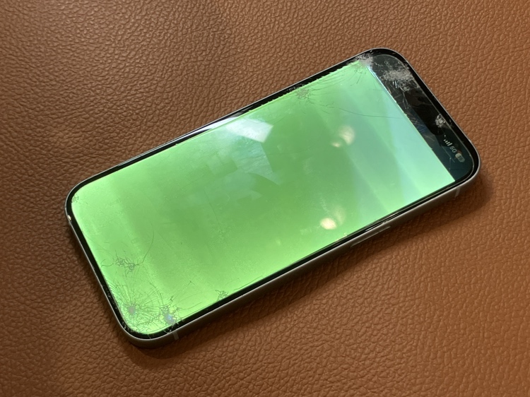 画面割れてが緑色になってしまったiPhone15（アイフォン）の画面交換修理を承りました